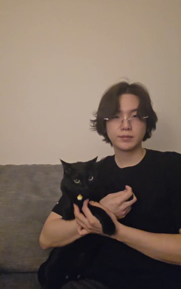 moonshookymoon's tweet image. Yoongi came home 😭😭😭😭😭😭😭