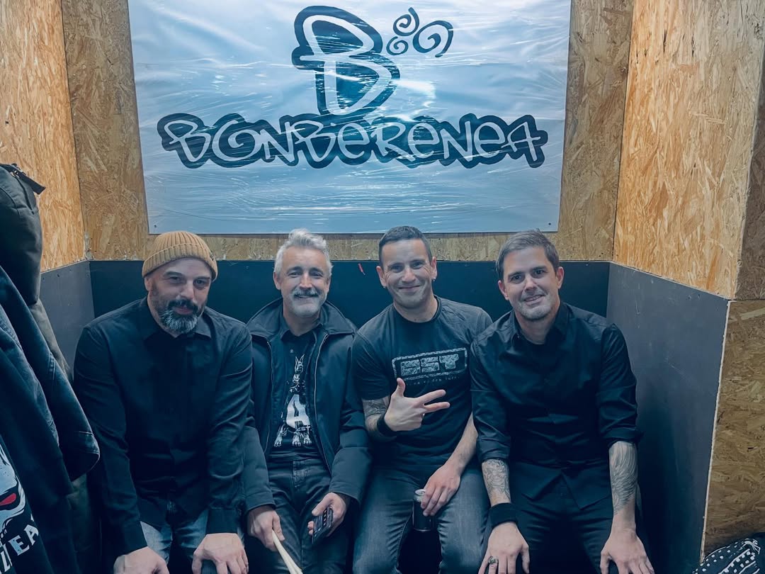 HontzaP's tweet photo. @erasomusika taldearen agurra, atzo, Tolosan.
📸: @Bonberenea
#Eraso #erasomusika #azkentaupadaktour #azkenkontzertua #Agurra #tolosa #Bomberenea https://t.co/bet6XyeB9y