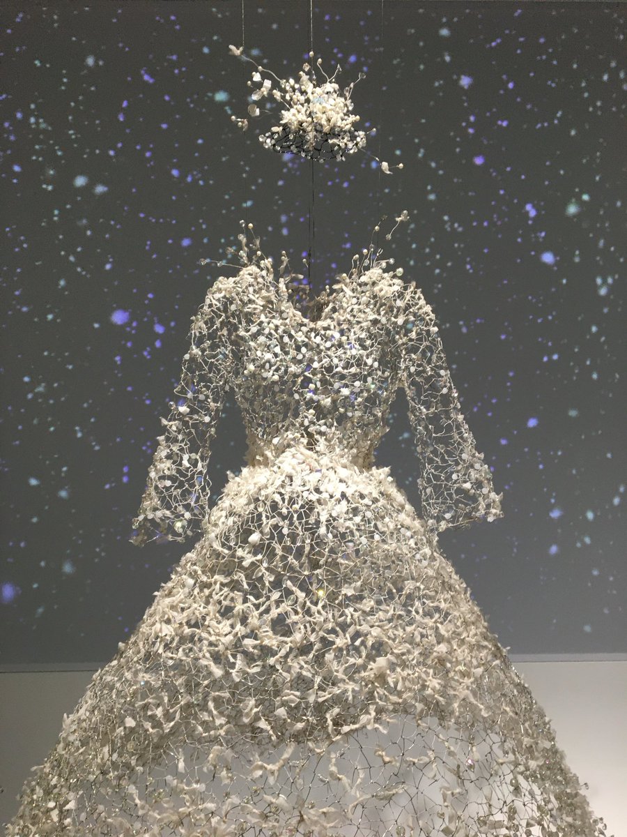 공예박물관에서 지금까지 봤던 모든 전시 중에서 제일 사진에 안담기는 전시엿다.. 진짜 맨눈으로 보면 너무 압도적이여서 숨참게됨