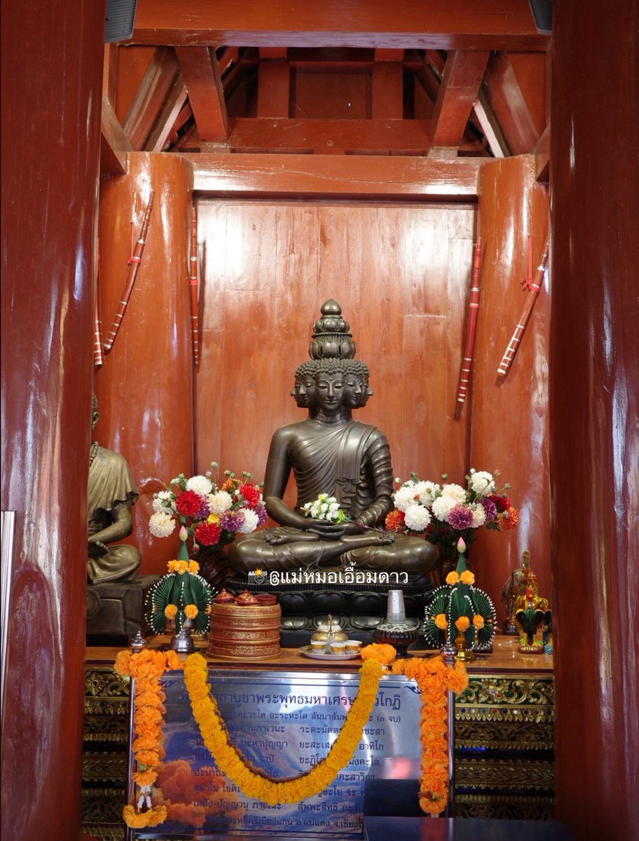 eaemdowtarott's tweet image. ✨ สิ่งศักดิ์สิทธิ์ที่ควรกราบไหว้ขอพรในปี 2569
จากครูบาอาจารย์ที่นิมิตรบอก คือ พระพุทธมหาเศรษฐีนวโกฏิ

คติความเชื่อทางพุทธศาสนา–ไสยเวทไทย คำว่า “นวโกฏิ” แปลว่า เก้าประการ หรือ เก้าชั้น รวมความหมาย คือ เศรษฐีผู้มั่งคั่งครบถ้วนในทรัพย์ทั้ง 9 ด้าน เป็นพลังแห่งความอุดมสมบูรณ์…