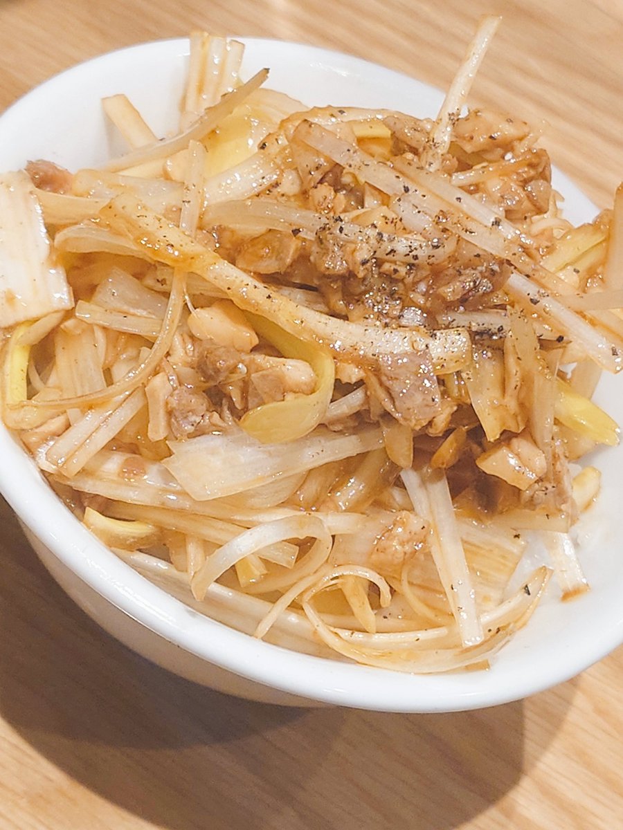 津軽煮干ひらこ屋@東京さま
特こいくち
ネギ飯

初訪😎
煮干スープが旨い😍
コク、深みがたまらなん🤩
麺にしっかり絡むのもよい😁
チャーシューは3種ありどれも旨々😁
唐辛子酢でパンチ🆙
本日も完食です😎

#ひらこ屋
#ラーメン
#煮干ラーメン
#ラーメンストリート
#東京グルメ
#ラーメン食べたい