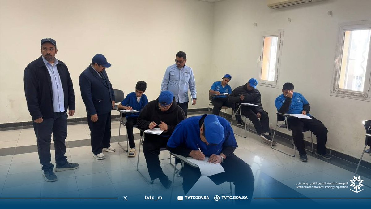 #تغطية 📸 || 

في إطار متابعة سير الإختبارات النهائية النظرية زار المعهد صباح اليوم من الادارة العامة للتدريب التقني والمهني بعسير
 م. عبدالكريم الهيجان للاطلاع و الاطمئنان على سير الاختبارات و أعمال اللجان ، رافقه خلال الزيارة مدير المعهد و الوكلاء
#التدريب_التقني_