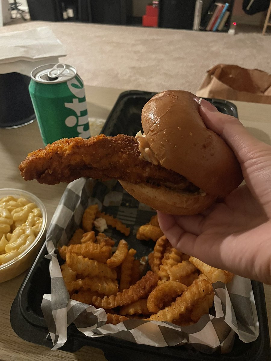 yerrryang's tweet photo. i just wanted a chicken sandwich https://t.co/hb50AhAbmn