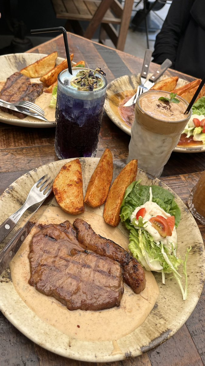 selesai long run 15km, lngsng carbo loading😺