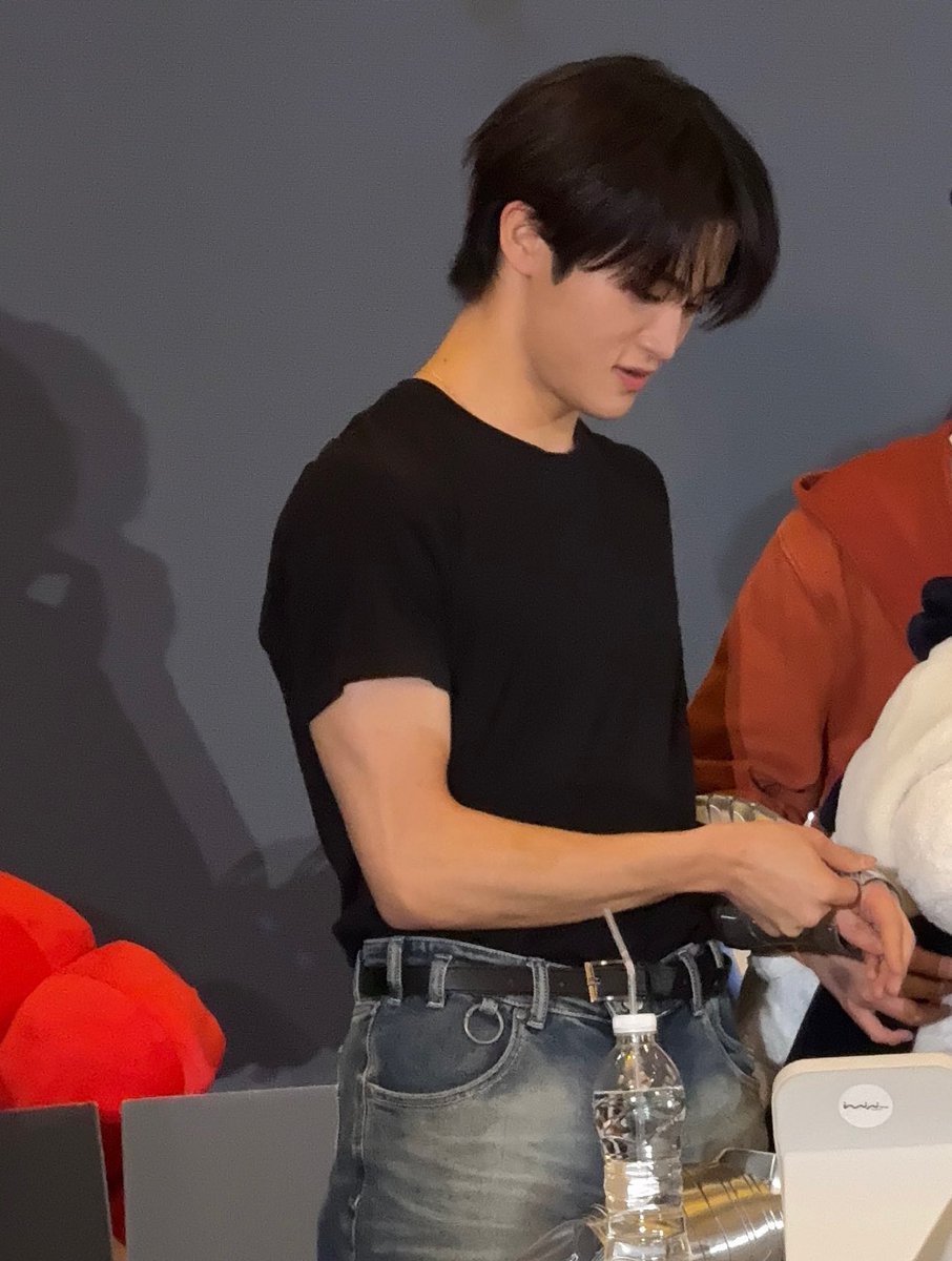 พี่ใส่สีดำมาทำไมมันหล่อ ㅠㅠㅠㅠㅠㅠ