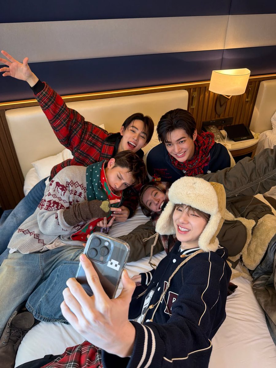 cortis_crave's tweet photo. [251228] CORTIS Instagram 📸

"rudolphs in the house"

#CORTIS #코르티스 https://t.co/AcOx91h6C5