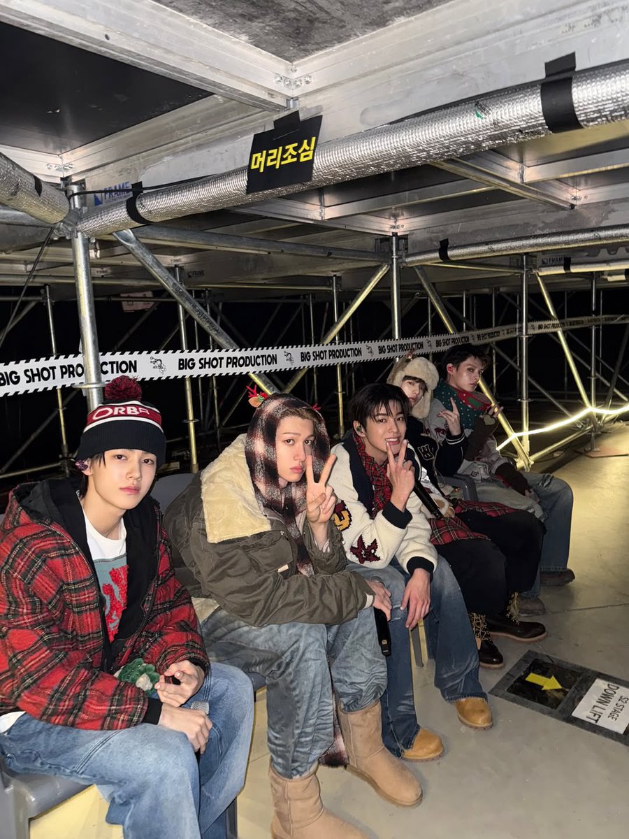 cortis_crave's tweet photo. [251228] CORTIS Instagram 📸

"let's go together till the end of 2025 🤘🏻"

#CORTIS #코르티스 https://t.co/6UJVEgZyvU