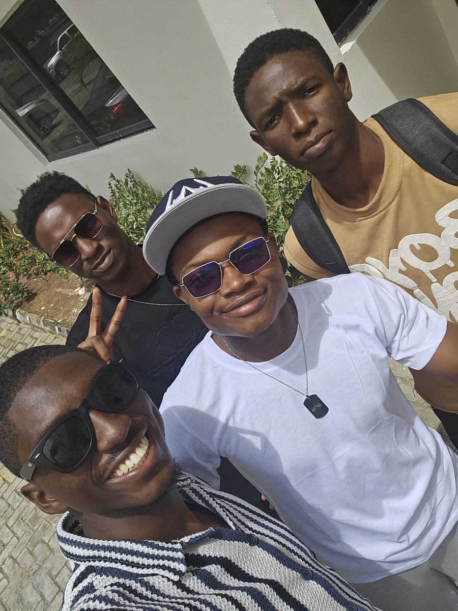 emmyb0y's tweet image. some basic misconceptions regarding skincare in general I'll love to clear out

1. most people think, believe and feel that you using skincare means/implies you have serious skin issues or skin problems

 well, this is very untrue. skincare aren't drugs. They're simply products…