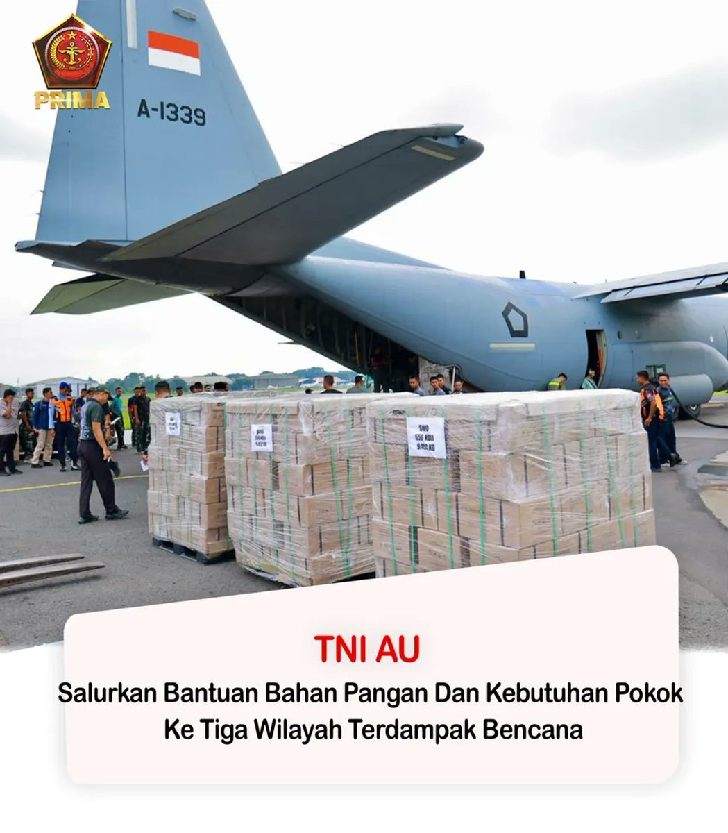 Puspen_TNI's tweet photo. TNI Angkatan Udara terus melanjutkan pengiriman bantuan ke tiga wilayah pascabencana di Sumatera Barat, Sumatera Utara, dan Aceh. Dari Lanud Halim Perdanakusuma, Jakarta, Jumat (26/12/2025), dua pesawat angkut berat diberangkatkan membawa total 23.286 kilogram bantuan berupa bahan pangan dan kebutuhan pokok lainnya.

Pesawat pertama, C-130 Hercules, membawa 10.429 kilogram bantuan dengan rute Lanud Soewondo Medan dan Lanud Sultan Iskandar Muda Aceh. Bantuan diturunkan untuk didistribusikan lebih lanjut kepada warga terdampak.

Selanjutnya, pesawat kedua tipe C-130J Super Hercules mengangkut 12.857 kilogram bantuan. Pesawat ini terbang menuju Lanud Sutan Sjahrir Padang dan melanjutkan perjalannya ke Lanud Soewondo Medan untuk memperkuat dukungan logistik.

TNI AU berkomitmen untuk terus mendukung percepatan pemulihan pascabencana melalui pengiriman bantuan yang berkelanjutan dan terkoordinasi.

#tniprima
#tnirakyat
#indonesiamaju
#tnisiagabencana