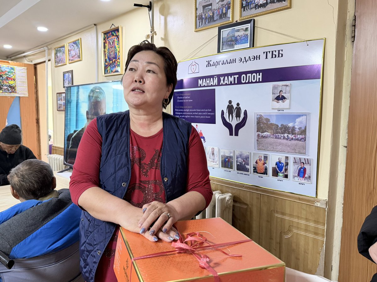 Энд болдог зүйлсээс хүмүүст мэдээлж өгөөрэй гэж хүссэн, өөрсдөө зөвшөөрсөн учраас ганц хоёр фото орууллаа. 

Цэгмид хэмээх мянгат малчин бүсгүйн ээж хавдраар хорвоож орхижээ... Цэгмид анх ээжийнхээ хойдын буянд гэж бодоод хотод орж ирж Өргөө кино театр хавьцаа гуйлга гуйдаг,