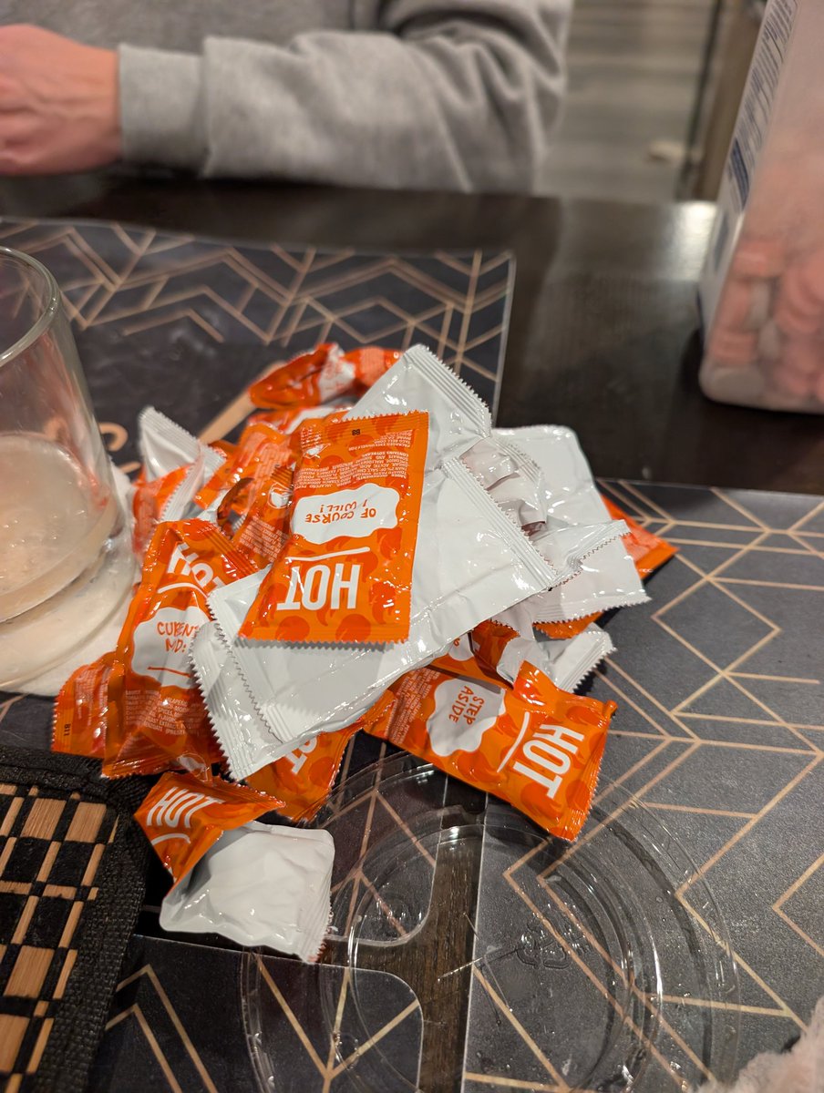 ed_moscoso's tweet photo. Yes, @tacobell for life, @Wendys sucks with their $0.54 cents per extra sauce. Byeeee Wendy. See ya never. https://t.co/nJUdUQtbRh