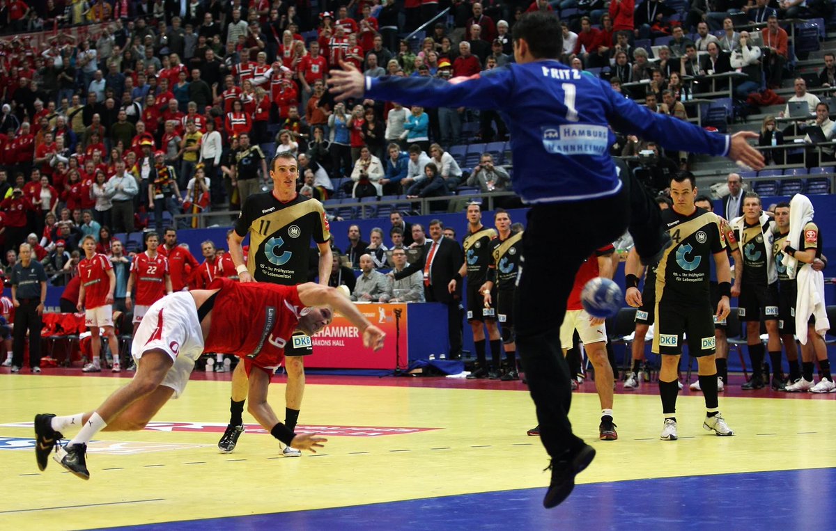 ANDET AFSNIT I SERIEN OM EM-HISTORIEN UDE NU
----
Vi ser frem til EM i januar med en række optakter. Hen over jul og nytår udgiver vi en serie om herrernes EM-historie. Fra det første EM i Portugal - til EM i Tyskland i 2024.
Andet afsnit - med medaljer til Danmark - er ude nu.