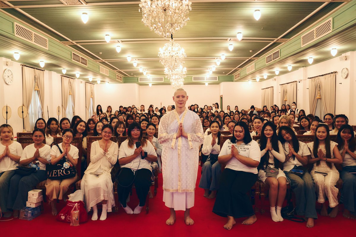 DomundiTV's tweet photo. ภาพบรรยากาศงานอุปสมบทของ “พระธมฺมวํโส” กับพี่น้องชาวดูมันดิ และแฟนคลับ 

ขอร่วมอนุโมทนาบุญกับการอุปสมบทในครั้งนี้ค่ะ 🙏🏻 

#ป๊อบปี้ขยี้ทุกมุข 
#domunditv 
@poppylhh @Msorntast @zee_pruk
@PDomundi @natasittttt https://t.co/2UjPBh2qtK