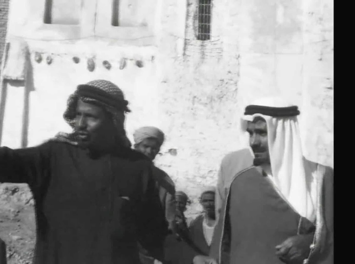 من نوادر الصور،

وكيل أمير المدينة المنورة الشيخ عبدالله بن سعد السديري يشرف بشكل مباشر وشخصياً على أول توسعة للحرم النبوي في عهد الملك عبدالعزيز طيب الله ثراه وكانت بأمر من الملك عام ١٣٦٨هـ/1949م.

📸
الأمير عبدالله والشيخ محمد بن لادن في موقع اعمال التطوير والتوسعة في المسجد