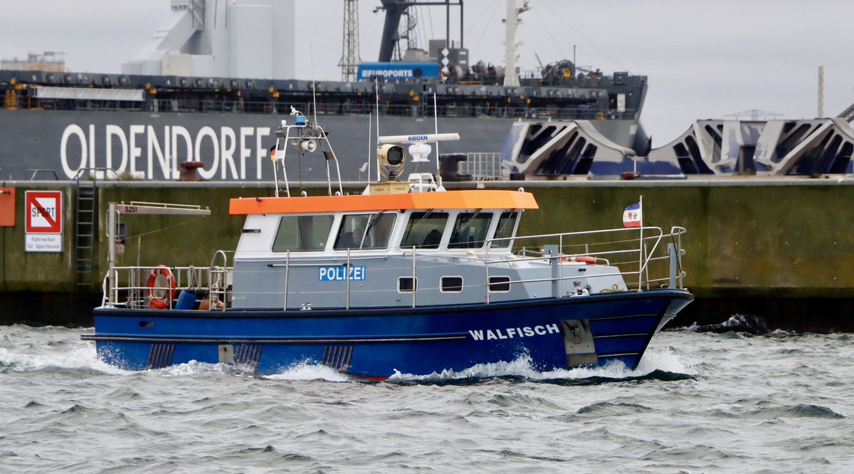 WALFISCH gehört zwar nach Wismar, macht aber hier in #Rostock auch ne ganz gute Figur 😉 #WSP 📸 #Polizeiboot