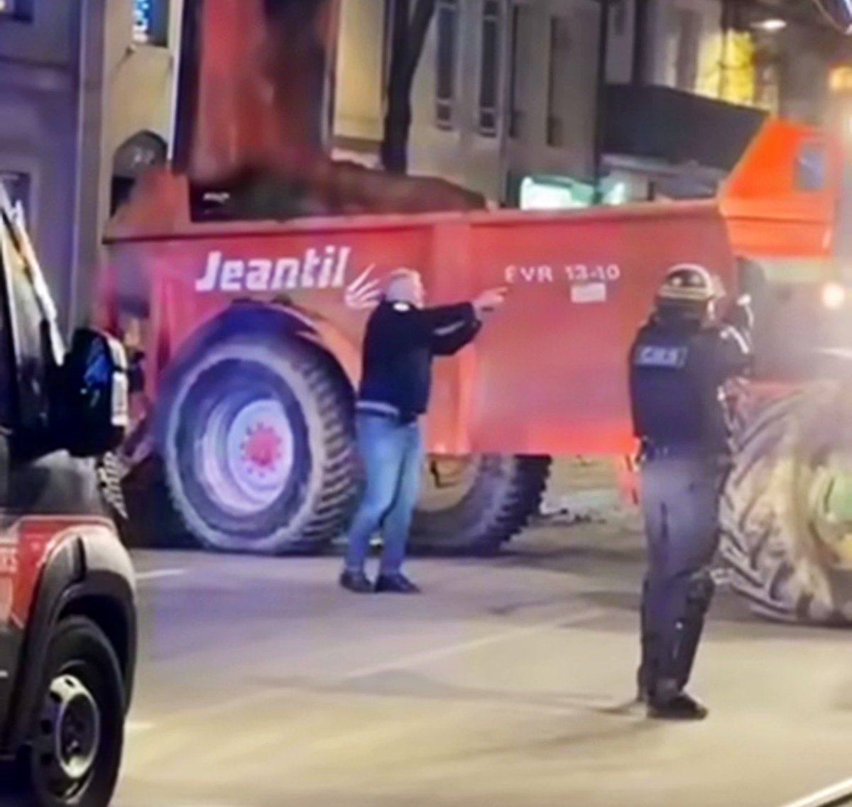 Brevesdepresse's tweet image. ⚡️🇫🇷FLASH - La colère des #agriculteurs ne retombe pas dans le Sud-Ouest. Des policiers ont sorti leur arme samedi soir à #Auch face à un agriculteur alors qu’il était en travers de la route avec son tracteur. « C’est quoi ça ? Pointez une arme sur un de nos paysans qui vous…