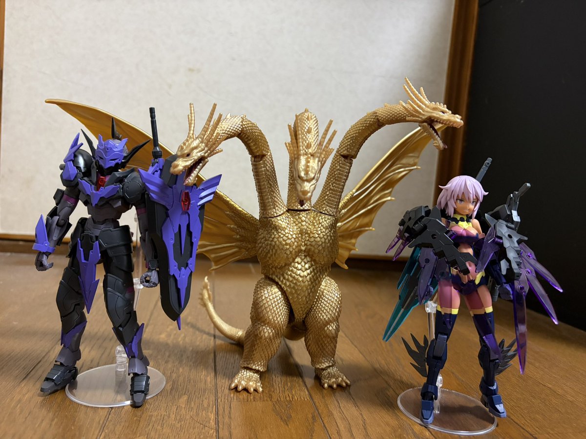ゴジラアクションフィギュアのキングギドラを組み立てたが、これが結構 