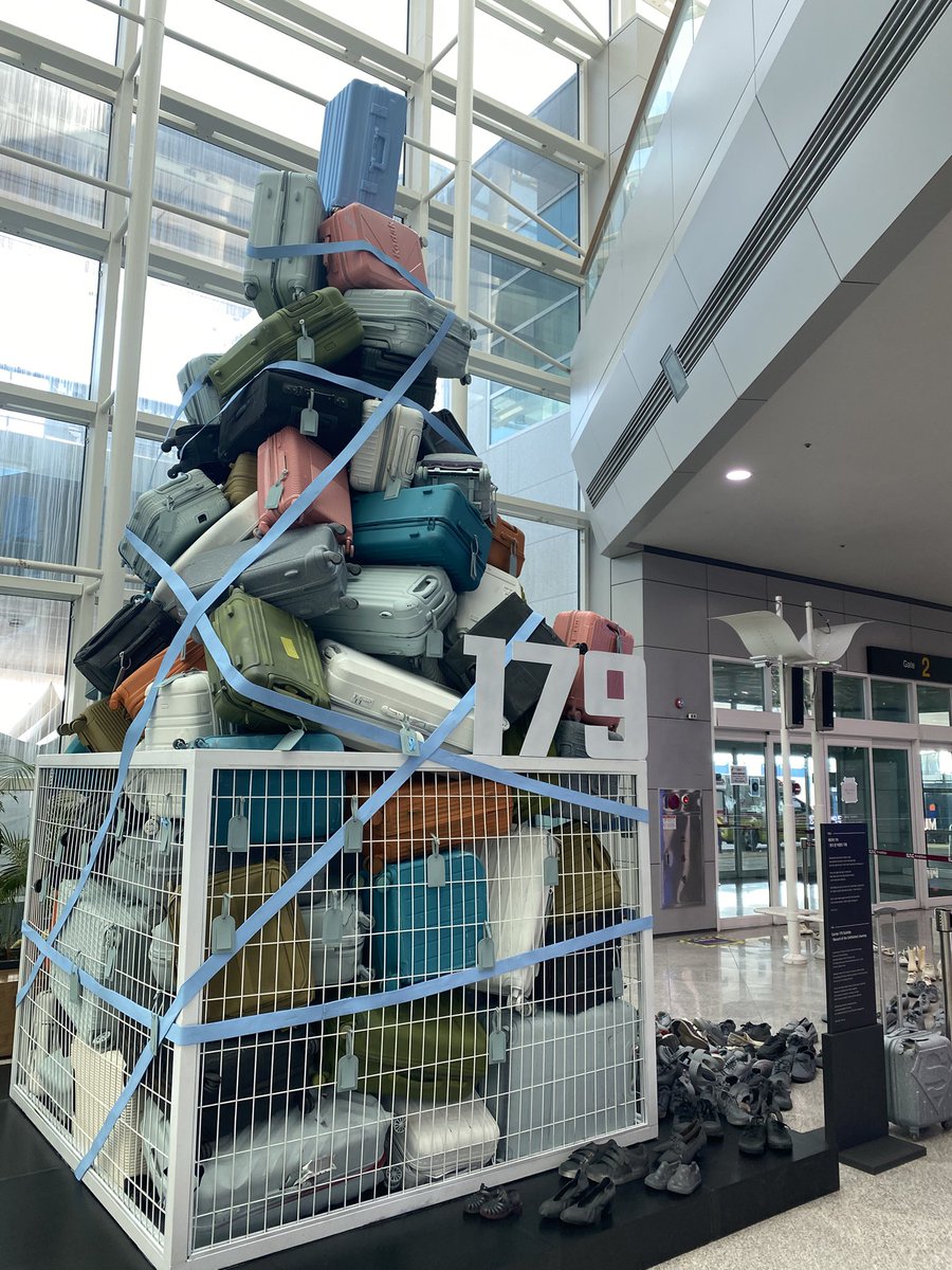 무안공항에 다녀왔어요 
여객기 참사가 내일이면 1주기 입니다 
돌아오지 못한 희생자들의 위패
교실 책상에 올려진 국화 사진
내가 미안하다는 시민들의 엽서 
보고싶다는 가족들의 편지
사과도 진상규명도 되지 않은 채 
유족들은 일년동안 공항을 지키셨다고해요