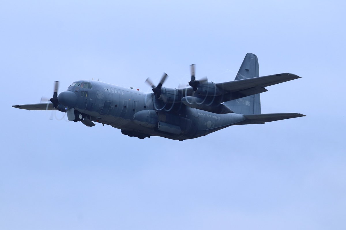 somat_ta's tweet photo. Seoul ADEX Day 2で撮影したC-130 Hercules
ROKAFの機体が飛んでいるところを撮影でたのはこのエアショーが初でした~
おそらく体験搭乗で飛んでいたんでしょうね~
#LockheedMartin
#C_130
#C130
#Hercules
#RepublicOfKoreaAirForce
#ROKAF
#ADEX
#ADEX2025
#SeoulADEX
#SeoulAirbase
#RKSM https://t.co/RQU6XfxNls