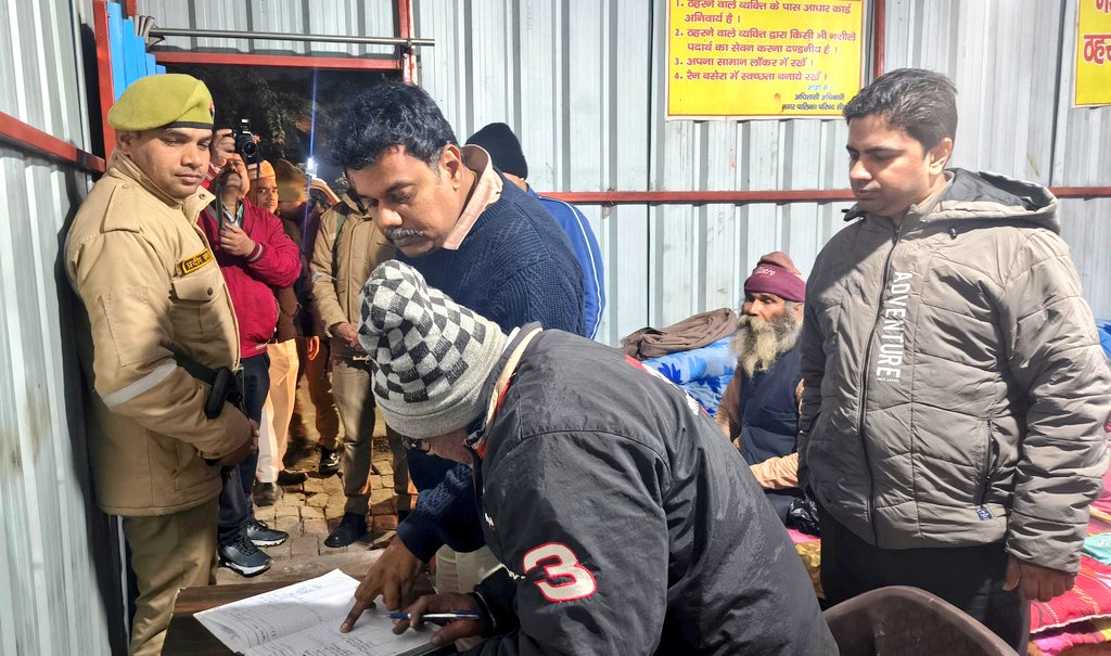 dm_sitapur's tweet photo. सीतापुर नगर क्षेत्र में स्थित रैन बसेरों का आकस्मिक निरीक्षण कर व्यवस्थाएं देखीं एवं ठहरे हुए व्यक्तियों से वार्ता करके व्यवस्थाओं के सम्बन्ध में फीडबैक भी लिया।रैन बसेरों में मानकों के अनुसार समस्त व्यवस्थाएं दुरुस्त रखने के सम्बन्ध में आवश्यक निर्देश सम्बन्धित अधिकारियों को दिए https://t.co/GIZgxrJpsA
