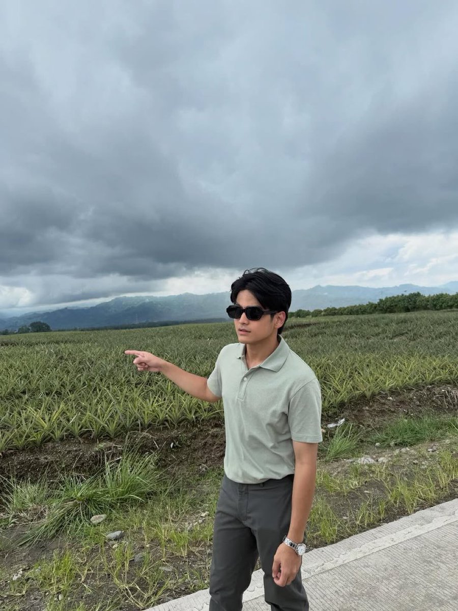 nomadjenny's tweet image. hindi si Vic ito, in my mind he’s Ash, conyo BGC boi na umuwe sa plantation nila sa province during sem break 😎