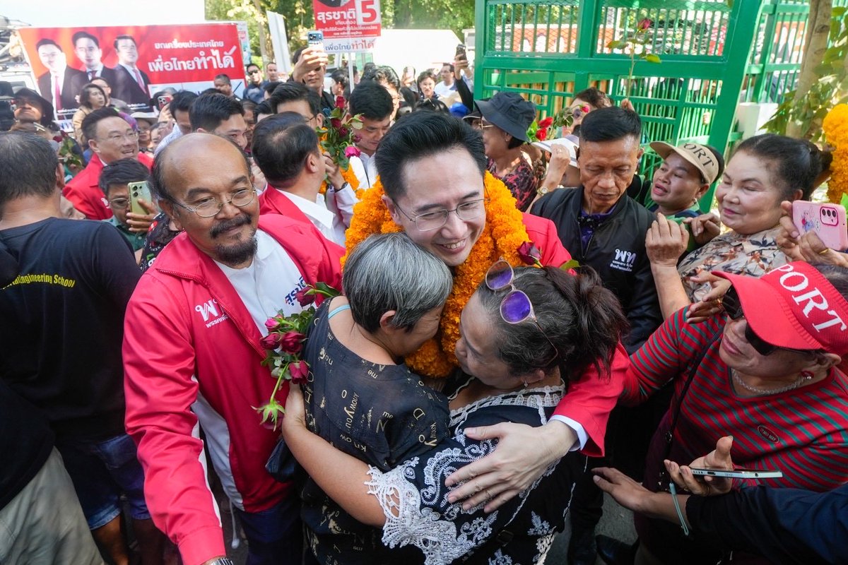 ผมต้องขอขอบคุณพี่น้องชาวเคหะทุ่งสองห้องมากๆ ครับ สำหรับการต้อนรับที่อบอุ่นและเป็นกันเอง ในการลงพื้นที่หาเสียงครั้งแรกหลังจากที่พวกเราได้เบอร์

อย่าลืมนะครับ... 8 กุมภาพันธ์ ปี 69
เลือก พรรคเพื่อไทย เบอร์ 9

มาร่วมมือกันพาประเทศไทยก้าวไปข้างหน้า ด้วยนโยบายที่ ‘เป็นไปได้จริง’