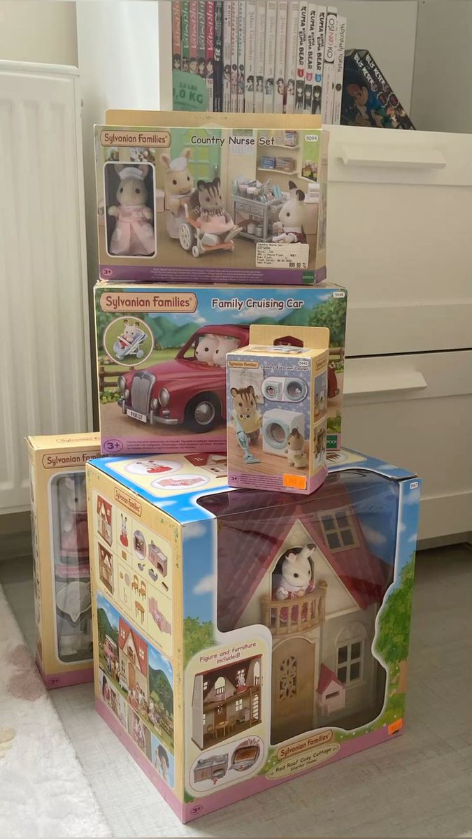 Kalang masuk ke kamar itu diam-diam. Ia membawa sebuah mainan, lalu meletakkannya rapi di sisi tempat tidur adik bungsunya. 
Tak ada suara, tak ada penanda. Hanya hadiah kecil yang menunggu ditemukan oleh pemilik kamar.