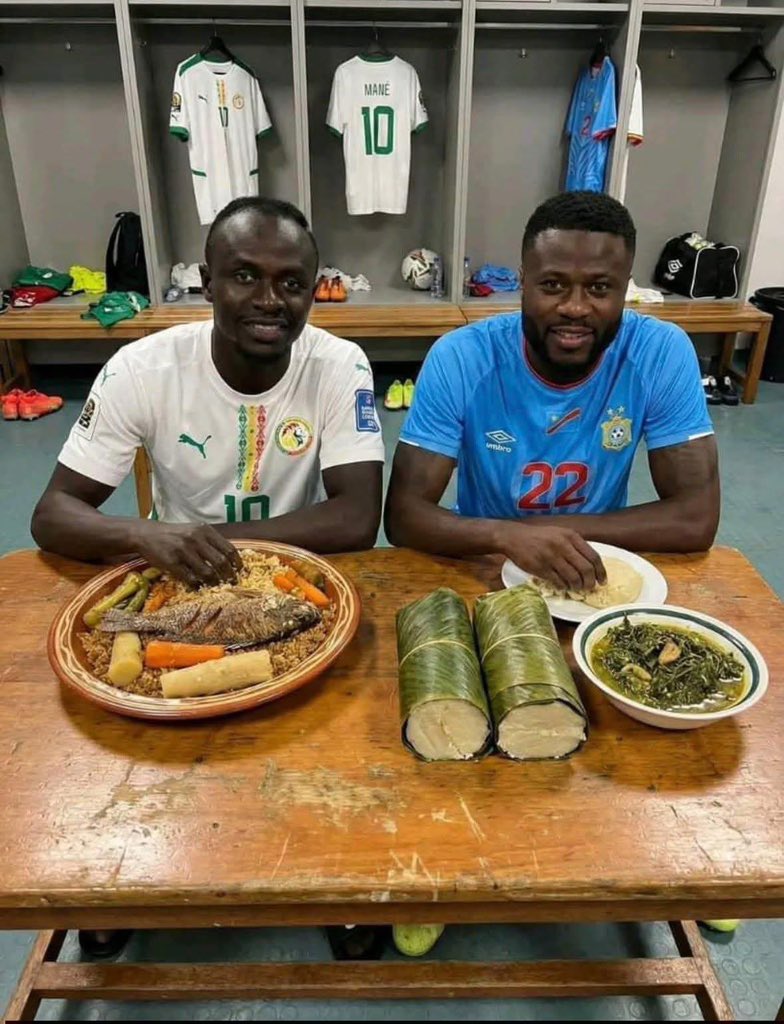 Sadio Mane with a Congolese player after their game yesterday. 🍲🥣