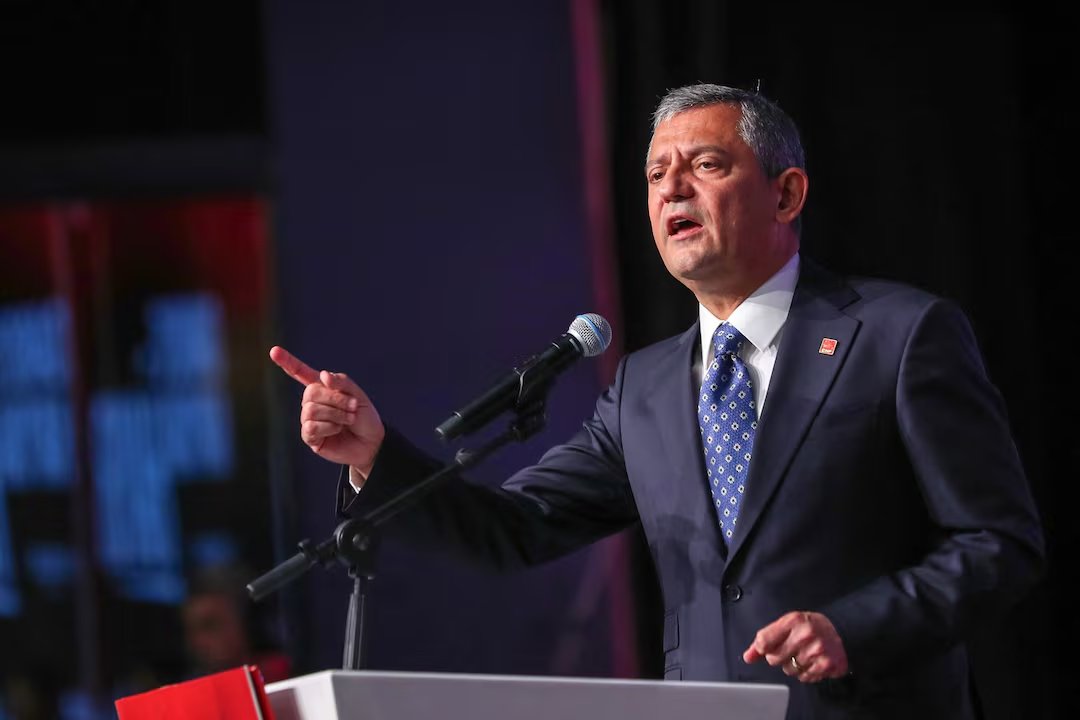 Özgür Özel'den şok iddia:

"Bu Karadeniz'den Ankara'ya kadar gelen İHA, karaya 50 kilometre kala İspanya'daki NATO üssü tarafından Türkiye'deki NATO radarları üzerinden tespit ediliyor.

İspanya'daki NATO komutanlığı, Konya'dan ve Eskişehir'den F-16 kaldırıyor. Türk hava sahasına