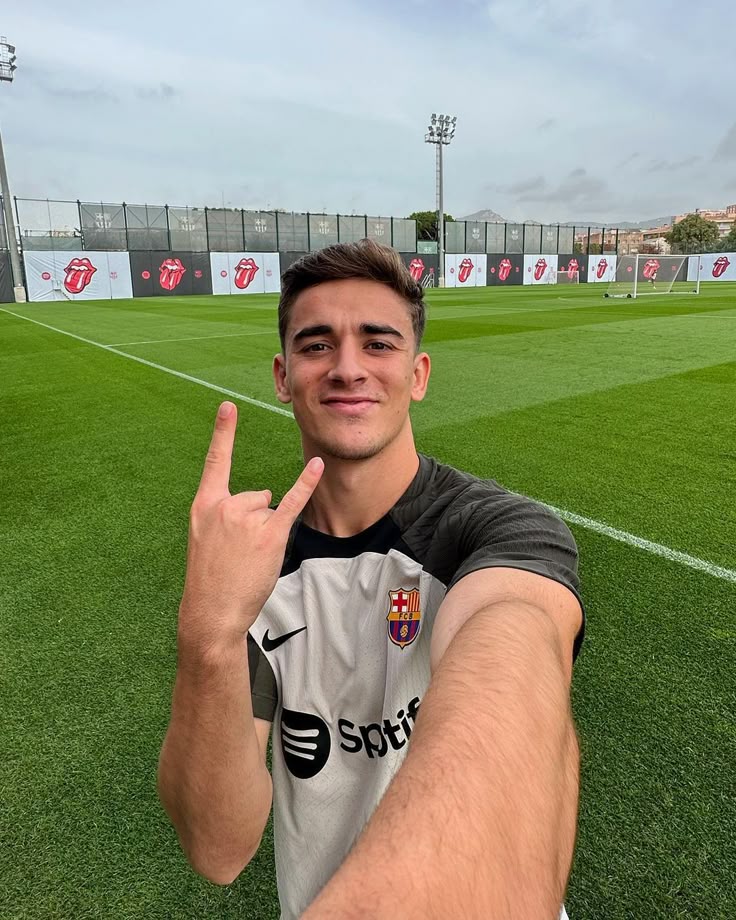 SolaceGavi's tweet photo. Kesan join sini: seruu abisss bos, ca ini vibesnya beneran vibes liburan. No day without di panggil bokem/bocil padahal gue udah gede kocag ah 😭 next season gak ditunggu

Pesan: es teh 1, mie ayam 1, sate kerang 3

@VesperDiggia @HaloFabioo https://t.co/BKioJDTAzF