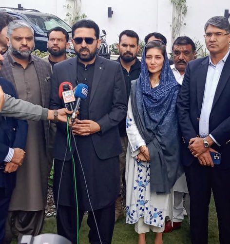 وزیر اعلی سہیل خان آفریدی ہمارے معزز مہمان ہیں اور میرے بھائی ہیں، ہم انہیں پنجاب آمد پر خوش آمدید کہتے ہیں۔ وہ شاہ محمود قریشی صاحب کے خاندان اور دیگر سیاسی اسیر رہنماؤں سے اظہار یکجہتی کیلئے ہمارے گھر تشریف لائے۔ ہماری والدہ کی تیمارداری کی اور موجودہ حالات پر یکسوئی کے ساتھ