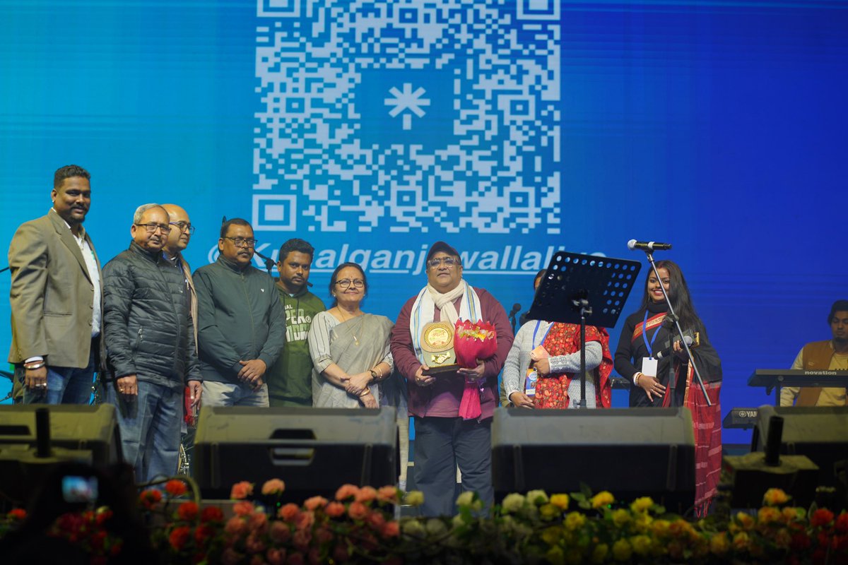 municipalityarm's tweet photo. গতকাল আরামবাগ উৎসবে সঙ্গীত শিল্পী কুনাল কে সংবর্ধনা এবং পারফরমেন্সের কিছু মুহূর্তঃ
@kmc_kolkata 
@FirhadHakim https://t.co/9BYfvtArkU