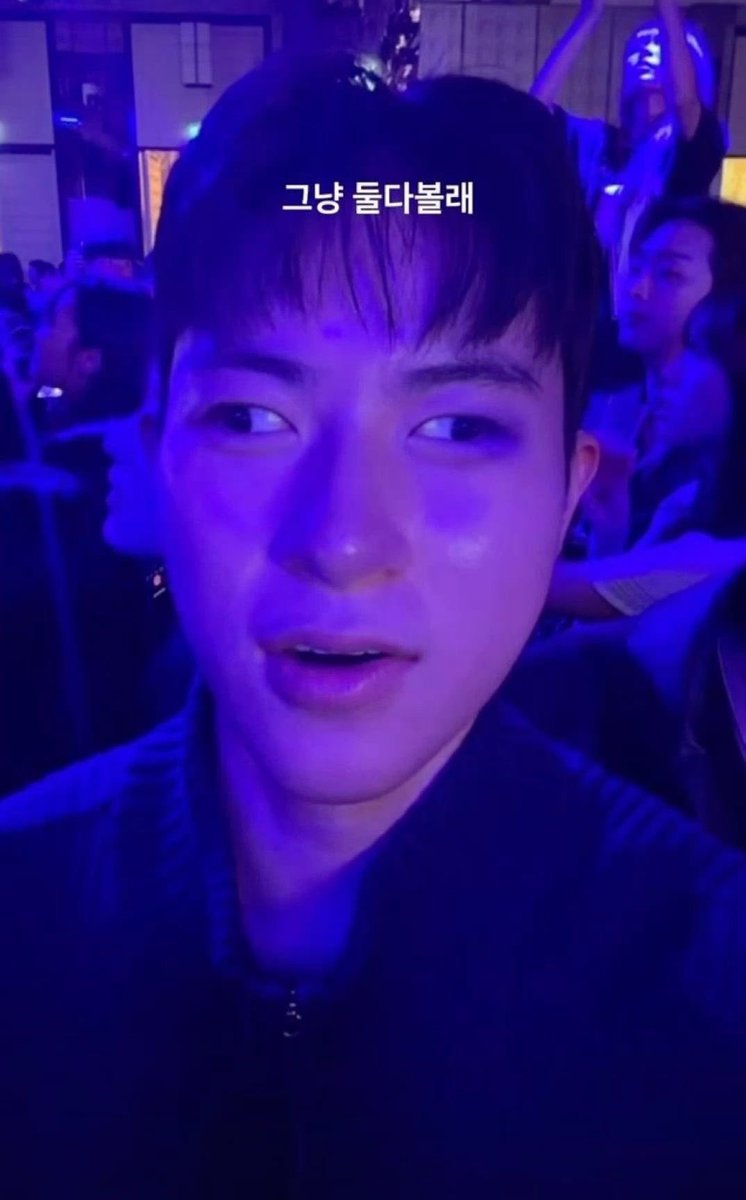 MYidisecrets's tweet image. 무대 돌때 찌미니가 앞으로 갓는데 젤윈닝이 바로 앞에 계셔서 눈동자 분리술로 봣어요...