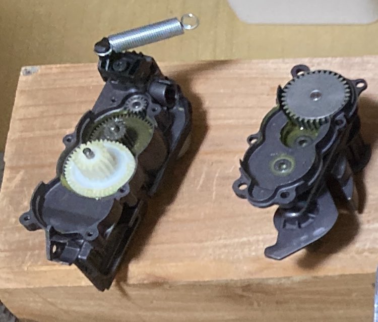 お掃除ロボットのキャタピラがおかしくなって修理しようと分解中なんだけど、駆動部分にたどり着くためにあれこれ外してたら、戻せるかどうか分からないとこまできてしまった💦
