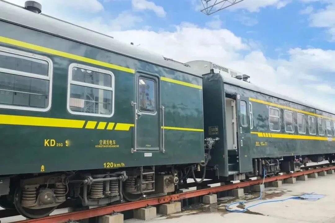 SakunaiHinata's tweet photo. 作為一個鐵道迷，關於台中戰爭(台海戰爭)，我想告訴對中國警惕的台灣人的

中國國鐵的旅客列車的客車從2014年習近平國王即位以來就開始被刷成圖一圖二這樣的綠色，並不是中國國鐵是想要統一塗色或者省下油漆的費用，而是為了掩護中國的運兵列車，把所有火車都刷成綠色，在有事的時候，台灣及其他國家軍隊就沒辦法分辨到底哪些火車是載一般人，哪些火車是載軍人的軍用列車，綠色在森林中是保護色，也能夠很好為中國運輸兵力提供掩護

武漢肺炎前也曾出現一些「TKH」形式的奇怪貨車車輛，如圖三圖四的車輛形式則是「TKH26G」，具體裡面裝了甚麼未可知，可能是火箭炮，也可能就是軍用雷達，這些偽裝成一般貨物車輛的奇怪車輛可能就是中國運送一些不為人知的軍事武器而用
→TKH為「特種車」或「儀器車」，也被中國鐵道迷稱作禁忌的「水表」，TKH有一些是客車改裝而來(如TKH25B)，也有一些由貨車改裝而來，而中國國鐵所有旅客列車客車的刷綠很大原因是為了掩蓋這些敏感車輛

我認為，一旦台灣有事，中國會利用在來線來運輸兵力，而非高速鐵路，而在來線的隱蔽性比高速鐵路會更好，中國可能就是在發展高鐵的同時，表面上將並行在來線給貨物線化廢止旅客運輸，實則可能就是讓在來線變成有事時的軍力輸送線