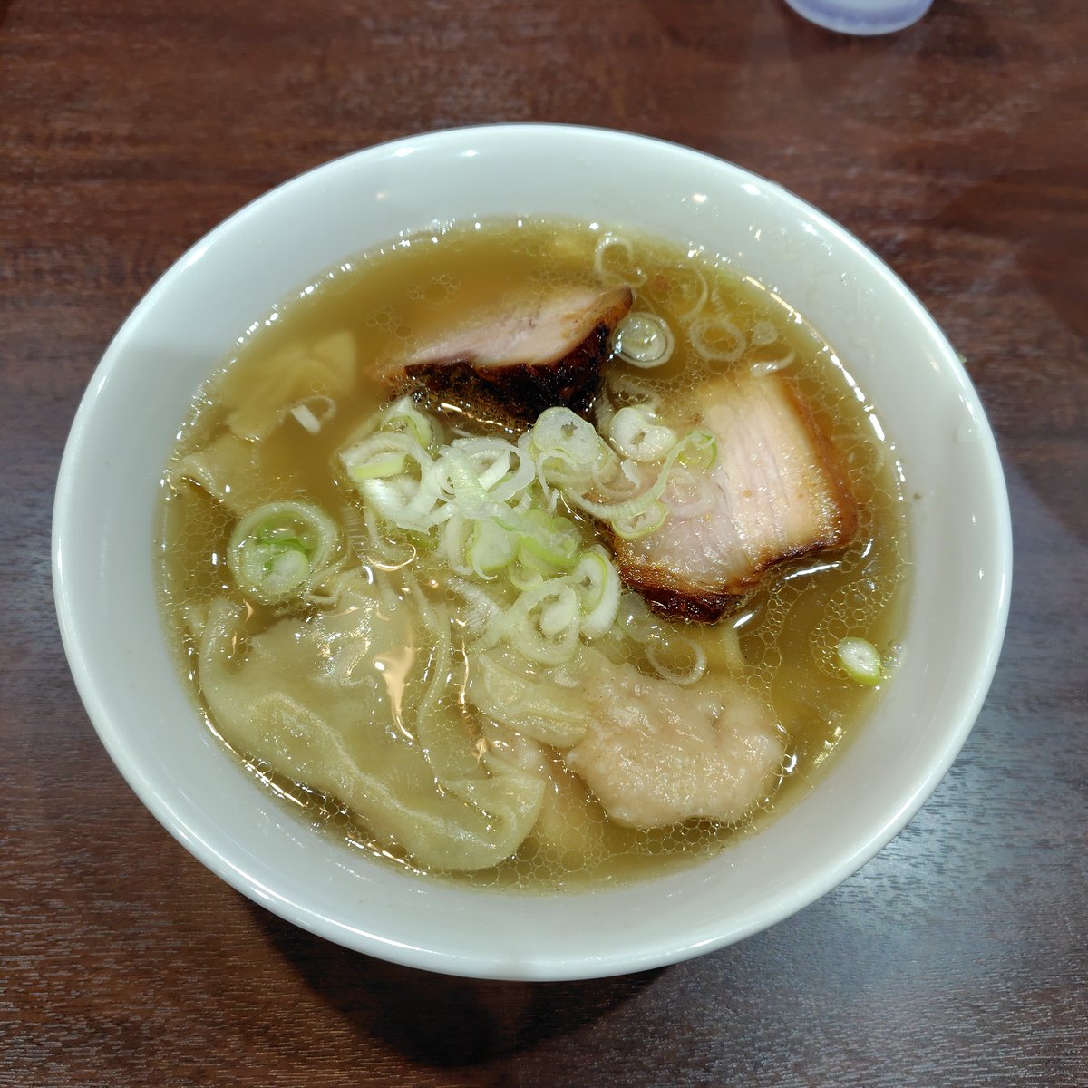 ramenmaster777's tweet photo. らーめん木陰@四街道市
🍜塩らーめん🍜
+海老ワンタン

初訪問です🔰
もちもちの自家製超極太麺が特徴的で、啜ると口の中で暴れます😋

出汁の効いたスープは麺と合わさると丁度良い塩梅で美味しいですね👍
ワンタントッピング好きです😳

#らーめん木陰 https://t.co/LxXL9icaIv
