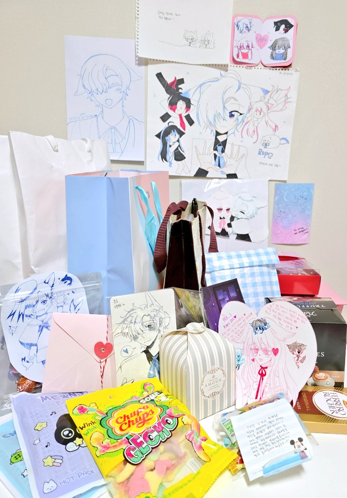 PRF___S's tweet image. 받은 선물들...🥺
오늘부터 제 보물 1호예요...