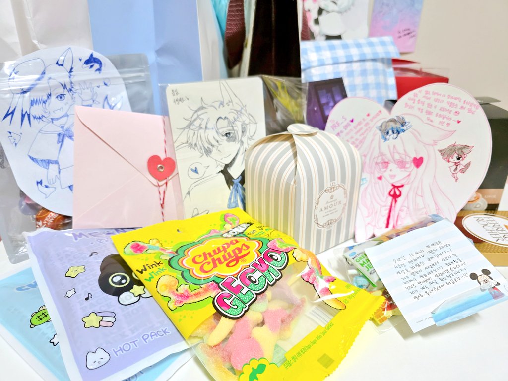 PRF___S's tweet image. 받은 선물들...🥺
오늘부터 제 보물 1호예요...