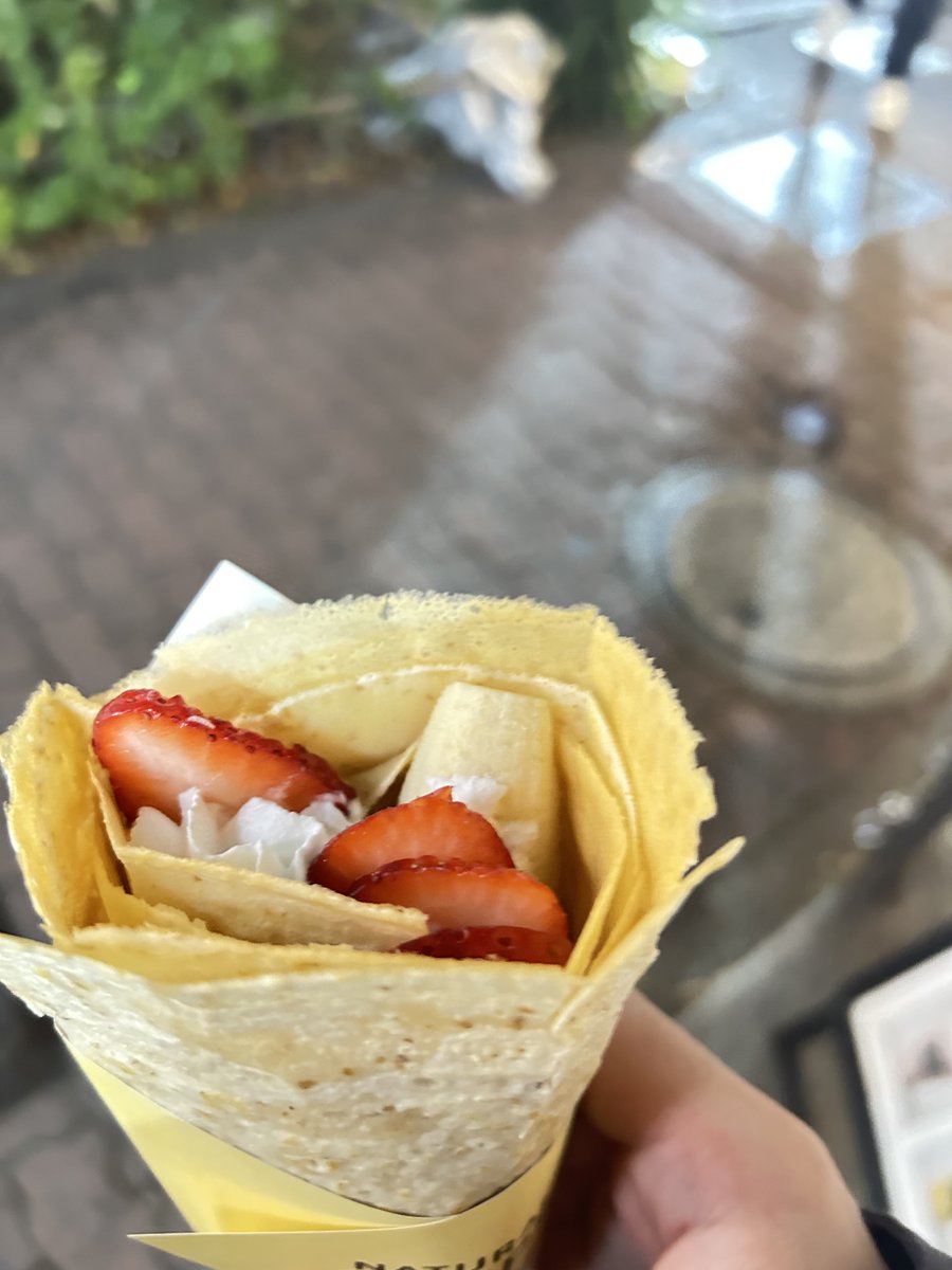 しっかり食べて飲んで、デザートまで食べてからライブ向かいます