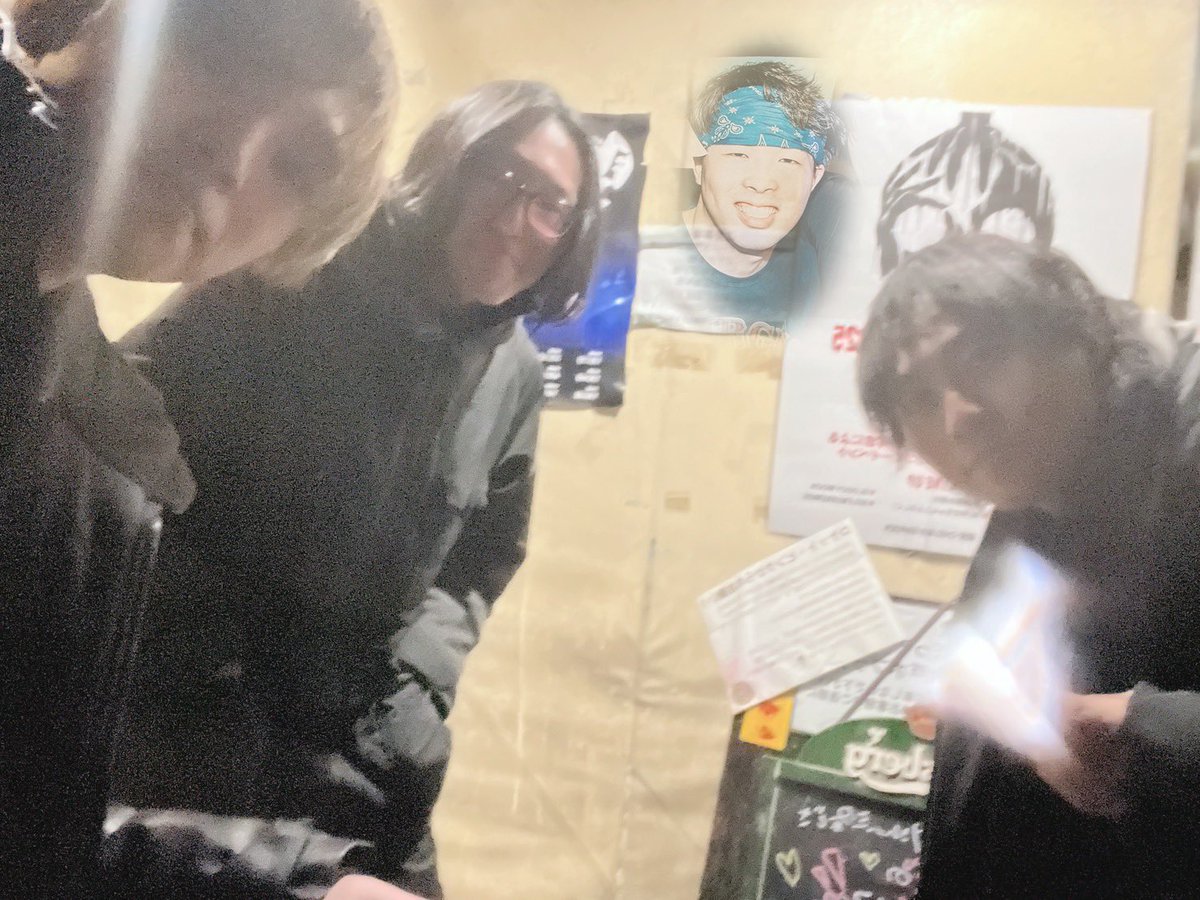 ＼゜＼、＼・、＼、＼・。゜、＼

Thank you !!!
12/27 三条ロケットピンク&amp;カタソビ

翔雨-TOBISAME-ライブ納めでした

年内ラストのライブでハッピーな企画に携われて嬉しかったです！

こーきは用事で写真撮れなかったので卒アルのあの感じで入れときました。笑

＼゜＼、＼・、＼、＼・。゜、＼