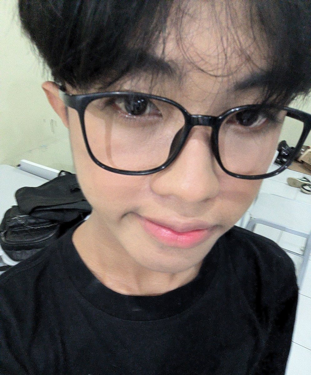 oFluff's tweet image. me back then before my cheeks puffed up lol