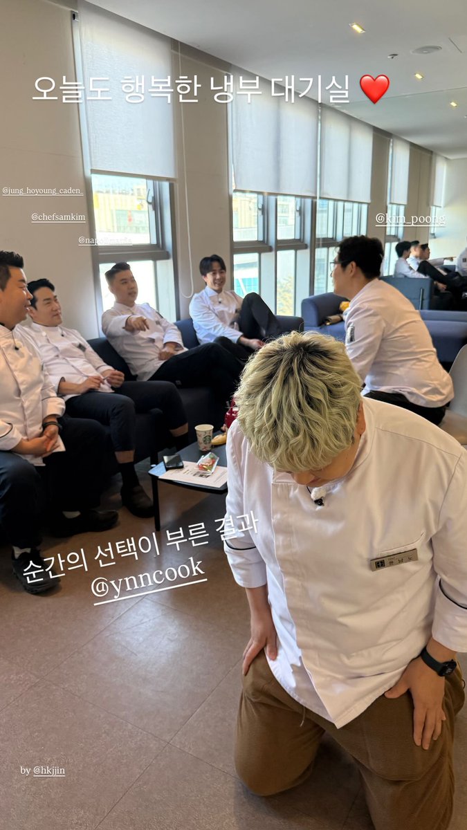 0loversclub's tweet image. 냉부 대기실 웃겨 죽겠네 ㅋㅋㅋㅋㅋㅋㅋㅋㅋ

흑백요리사 팀전에서 냉부 가족들한테
심사 받은 백수저 정호영 샘킴 손종원
셋 사이에서 본인은 백수저 뽑아서 맘 편한 권성준
흑수저 투표해서 무릎 꿇고 있는 윤남노
시청자 입장으로 이야기 전해 듣는 김풍

이로써 인스타 스토리 두컷만화 완성됨 ㅠ