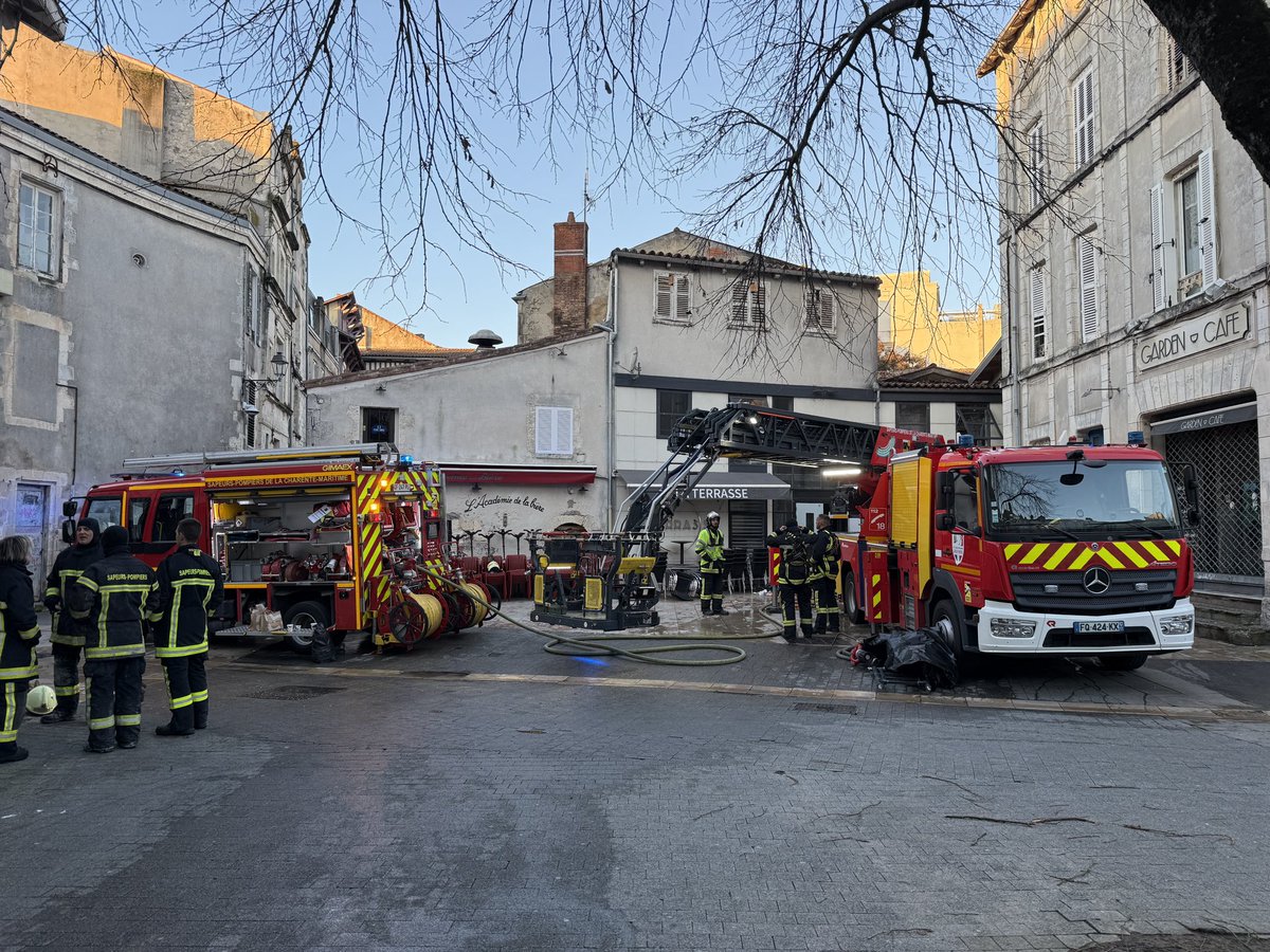 Victor_PB_'s tweet image. Vers 03h du matin à La Rochelle, un incendie s’est déclaré au bar ambiance « La Terrasse » nécessitant l’intervention des sapeurs-pompiers. 35 hommes ont été déployés sur place.

#larochelle