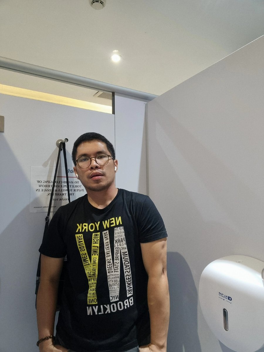 JayZoneCriz's tweet photo. Pee break https://t.co/dtkgCsSsfv