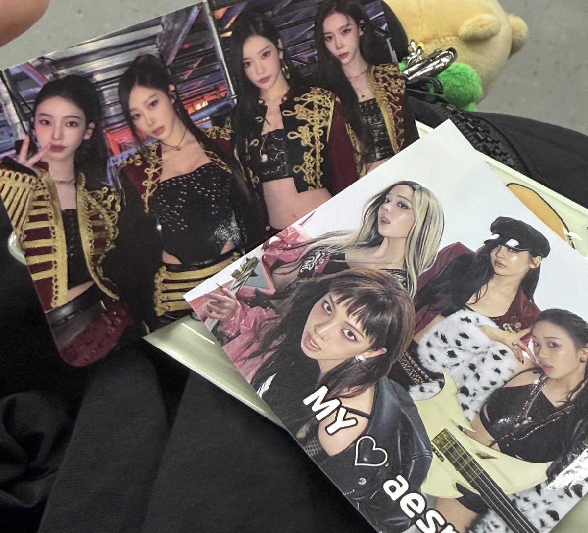 brew014's tweet image. 에스파 단체포카랑 리치맨 스티커도 줬어요🤍