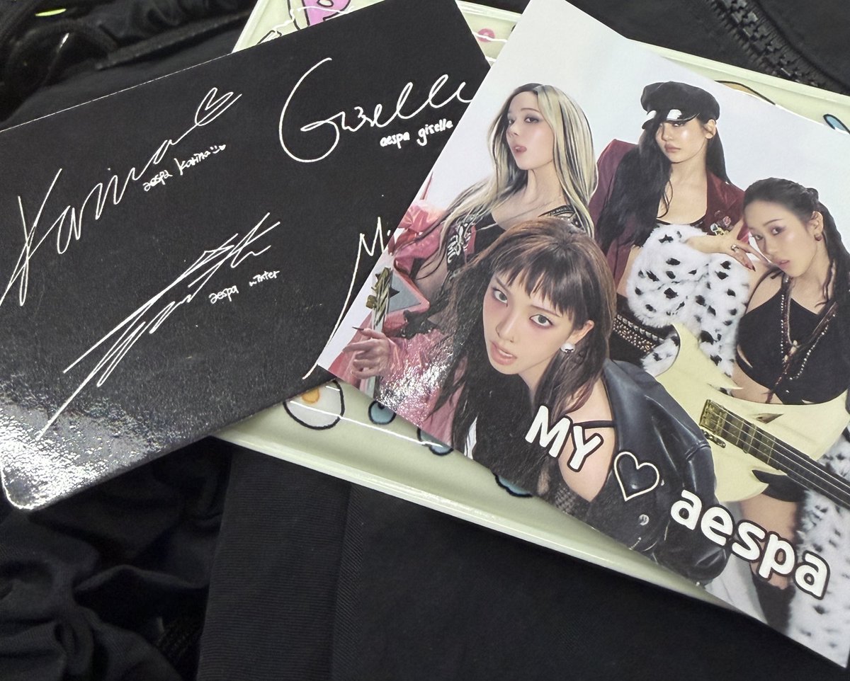 brew014's tweet image. 에스파 단체포카랑 리치맨 스티커도 줬어요🤍