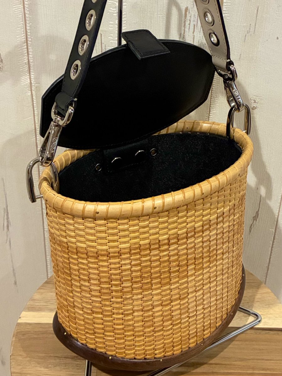 カゴを作っている知り合いから「革の蓋を作ってほしい‼️」とご依頼をいただきました✨
アメリカの伝統的な手編みのカゴ「ナンタケットバスケット」という、とにかくカッコイイカゴなんです💕
本体に負けない蓋を作らねば！と気合い入れました❣️
#ナンタケットバスケット 
#カゴ
#着脱式