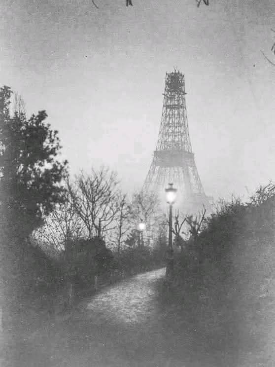 La Tour Eiffel en construction. 
1888. Paris