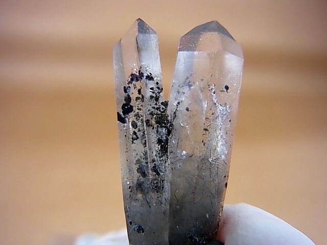 ノルウェー🇳🇴産の水晶。内包はヘマタイト(赤鉄鉱)とアクチノライト