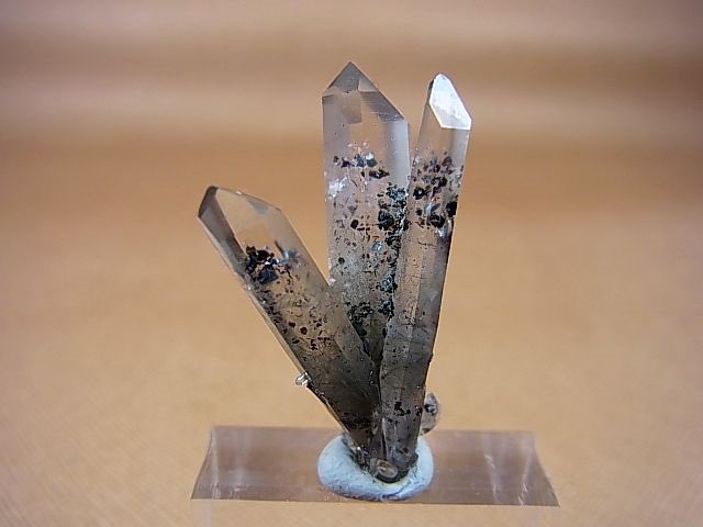 ノルウェー🇳🇴産の水晶。内包はヘマタイト(赤鉄鉱)とアクチノライト